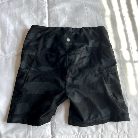 Yogalicious black camo Shorts - Picture 2 of 3